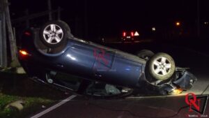 CUCEGLIO – Auto fuori controllo si ribalta in mezzo alla carreggiata; conducente illeso (FOTO)