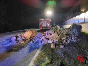 FRONT – Investe un cinghiale e, in seguito all’impatto, abbatte una cappella votiva (FOTO)