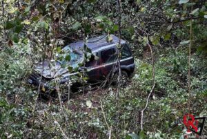 FRONT – Auto precipita in un dirupo; soccorso il conducente (FOTO)