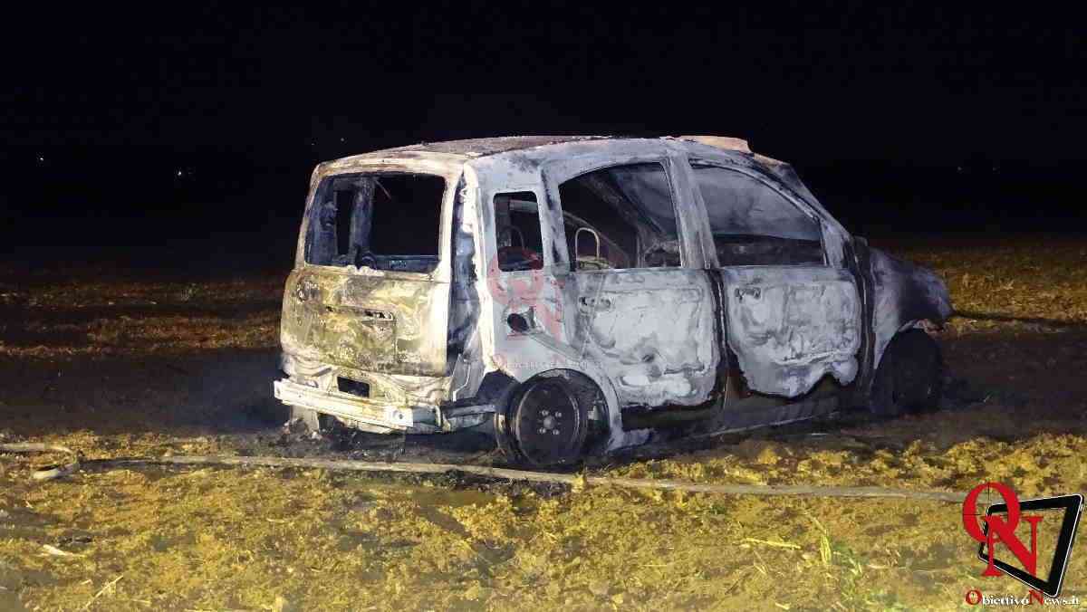 RIVAROLO CANAVESE – Auto in fiamme in un campo lungo via Bonaudi (FOTO)