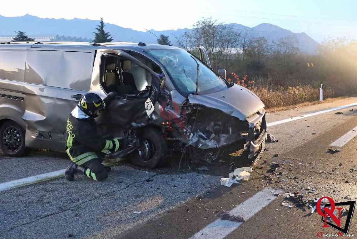 IVREA – Incidente sulla Statale 26: coinvolti un'auto e un furgone (FOTO)