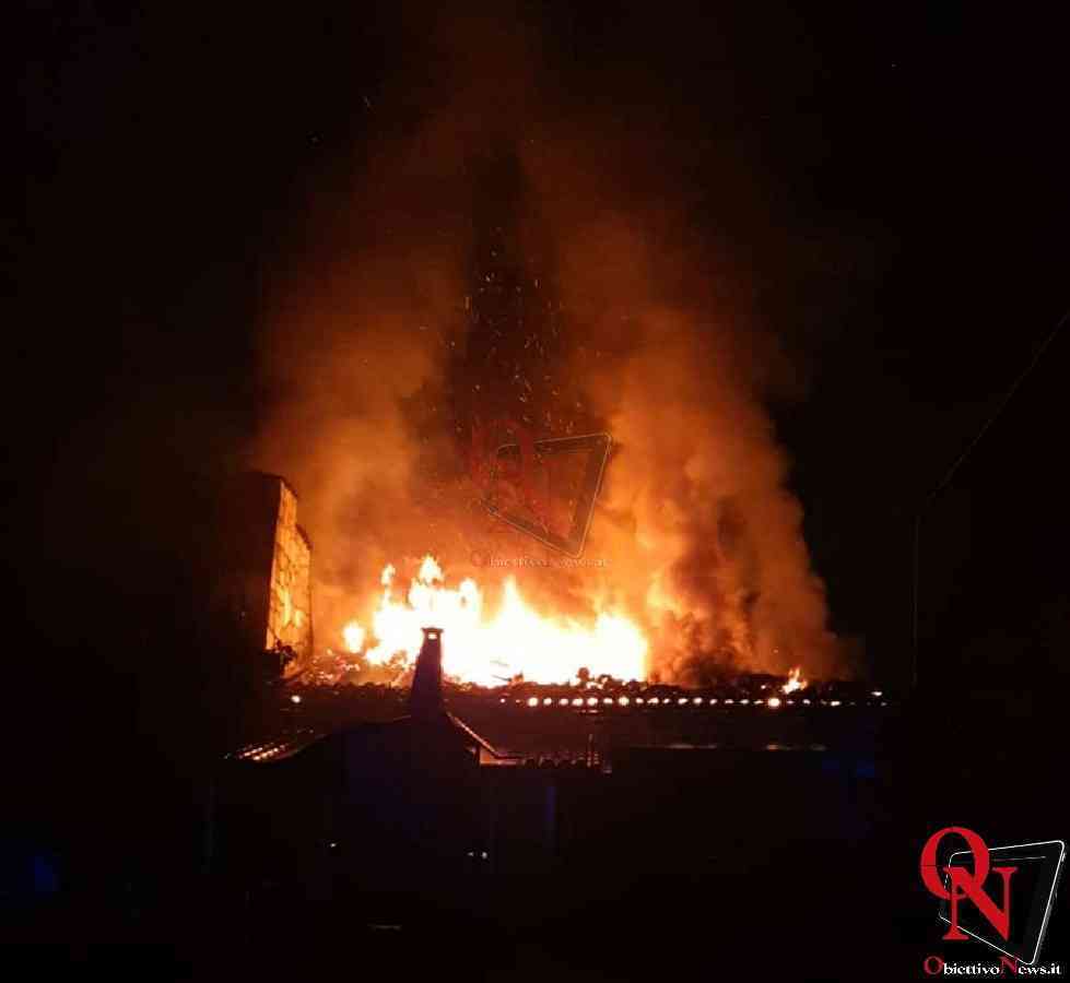 TORRE CANAVESE - Sp41, tetto di una villa in fiamme (FOTO E VIDEO)
