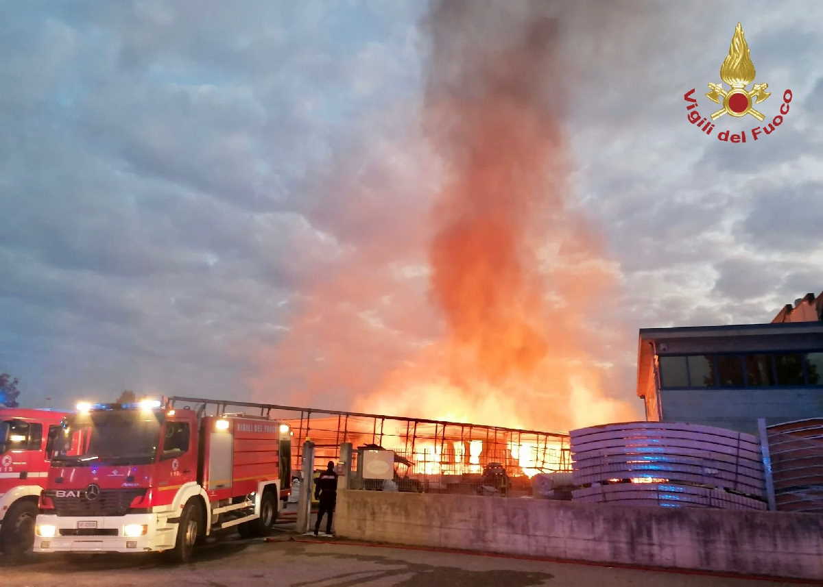 VILLASTELLONE – Incendio nella zona industriale: 20 squadre dei Vigili del Fuoco al lavoro dall'alba