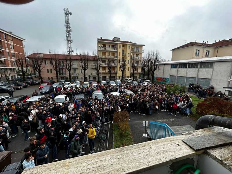 RIVAROLO CANAVESE - ITIS: gli studenti sono scesi in cortile in segno di protesta (FOTO)