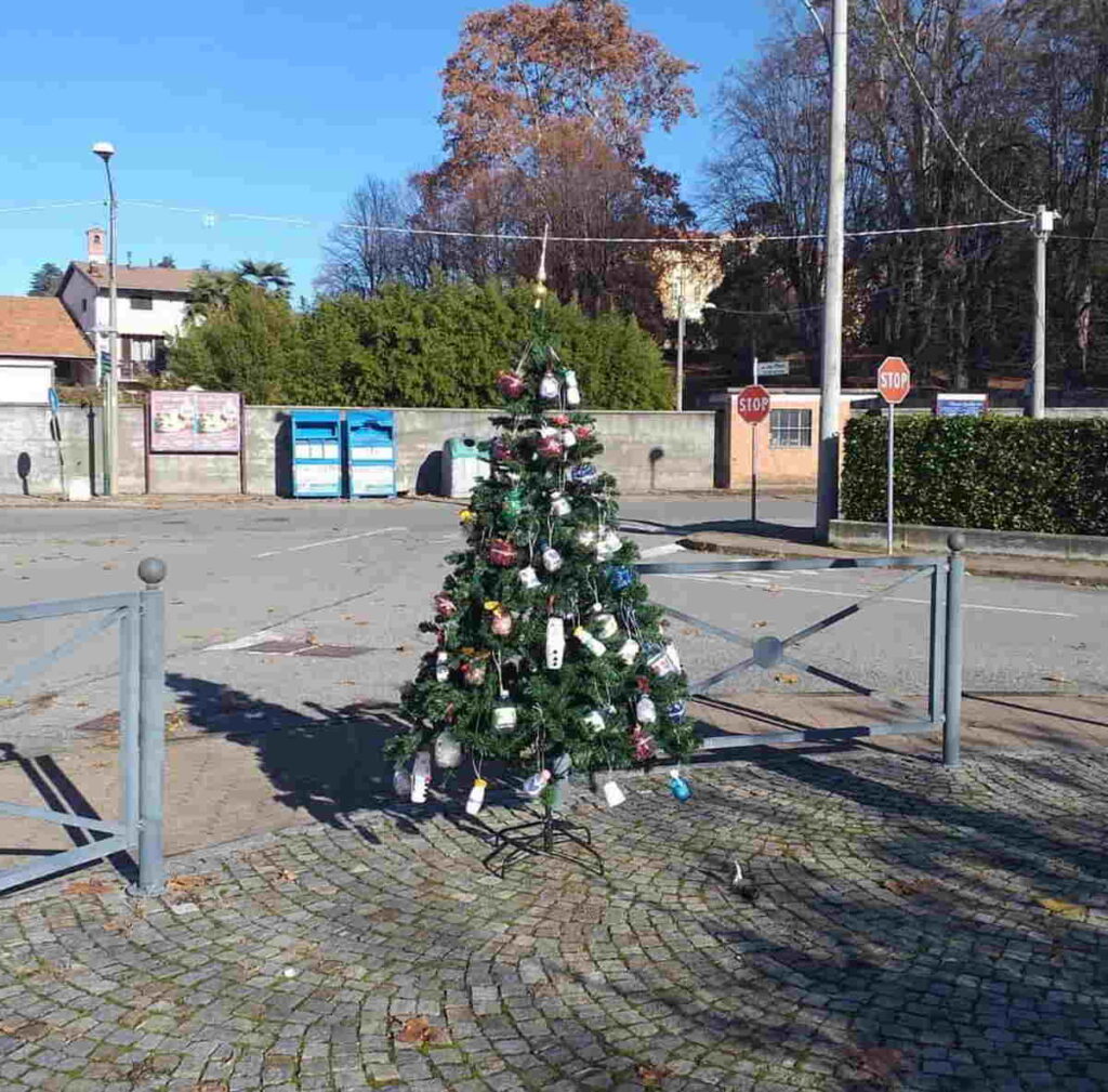 ROMANO CANAVESE - Sparito uno degli alberi addobbato dai bambini del paese 1 ROMANO CANAVESE - Sparito uno degli alberi addobbato dai bambini del paese