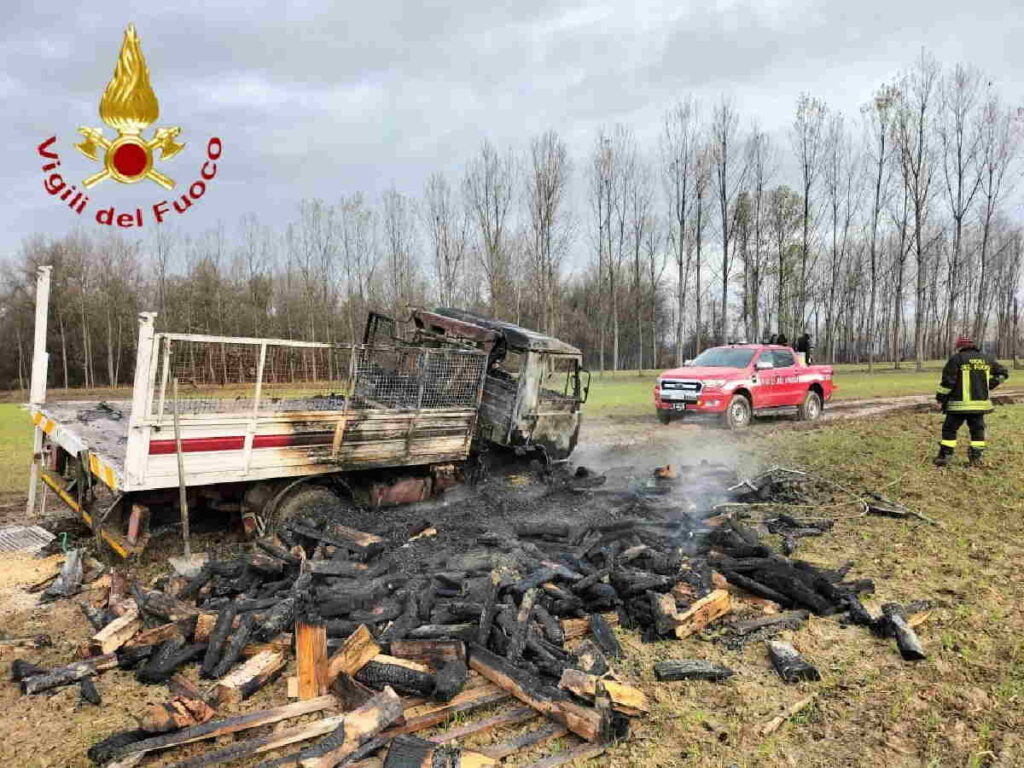 ASTI – In fiamme un furgone cassonato carico di legna alle porte di Isola d'Asti