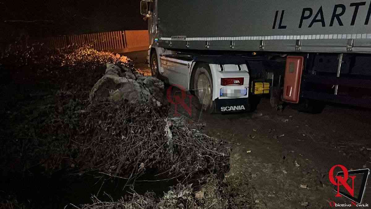 FAVRIA / BUSANO – Camion bloccato in una stradina sterrata (FOTO)