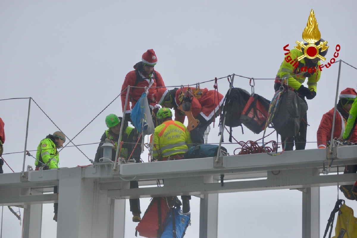 TORINO – 12 Babbi Natale si sono calati dal grattacielo della Regione per i bambini