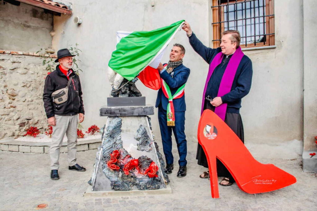 OZEGNA - Inaugurata piazza Santa Marta e l’opera dell’artista Roberto Perino (FOTO) 1 OZEGNA - Inaugurata piazza Santa Marta e l’opera dell’artista Roberto Perino (FOTO)