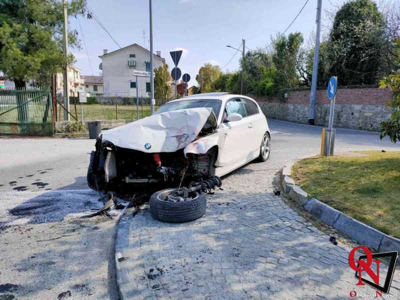 RIVAROLO CANAVESE – Auto si schianta contro ad un muretto in via Trieste (FOTO E VIDEO)