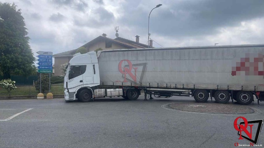 SALASSA – Camion “spacca” l'asse e resta bloccato all'incrocio con via Oglianico (FOTO)