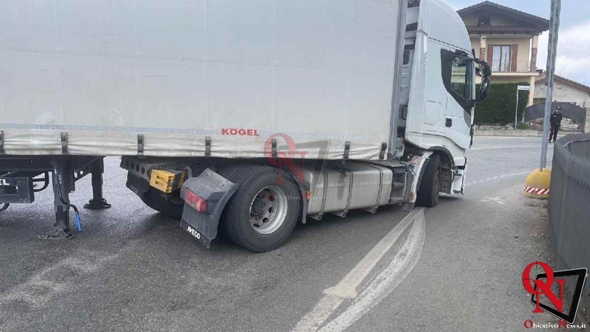 SALASSA – Camion “spacca” l'asse e resta bloccato all'incrocio con via Oglianico (FOTO)