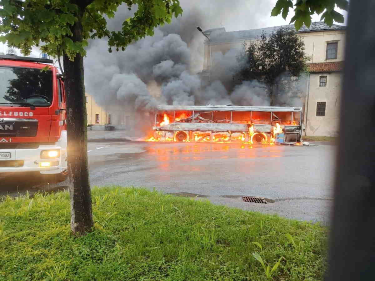 BORGOFRANCO - Autobus s’infiamma al capolinea: nessun ferito (FOTO)