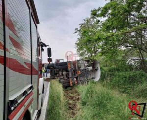 MONTALENGHE – Camion ribaltato su un fianco a lato della Sp82 (FOTO)