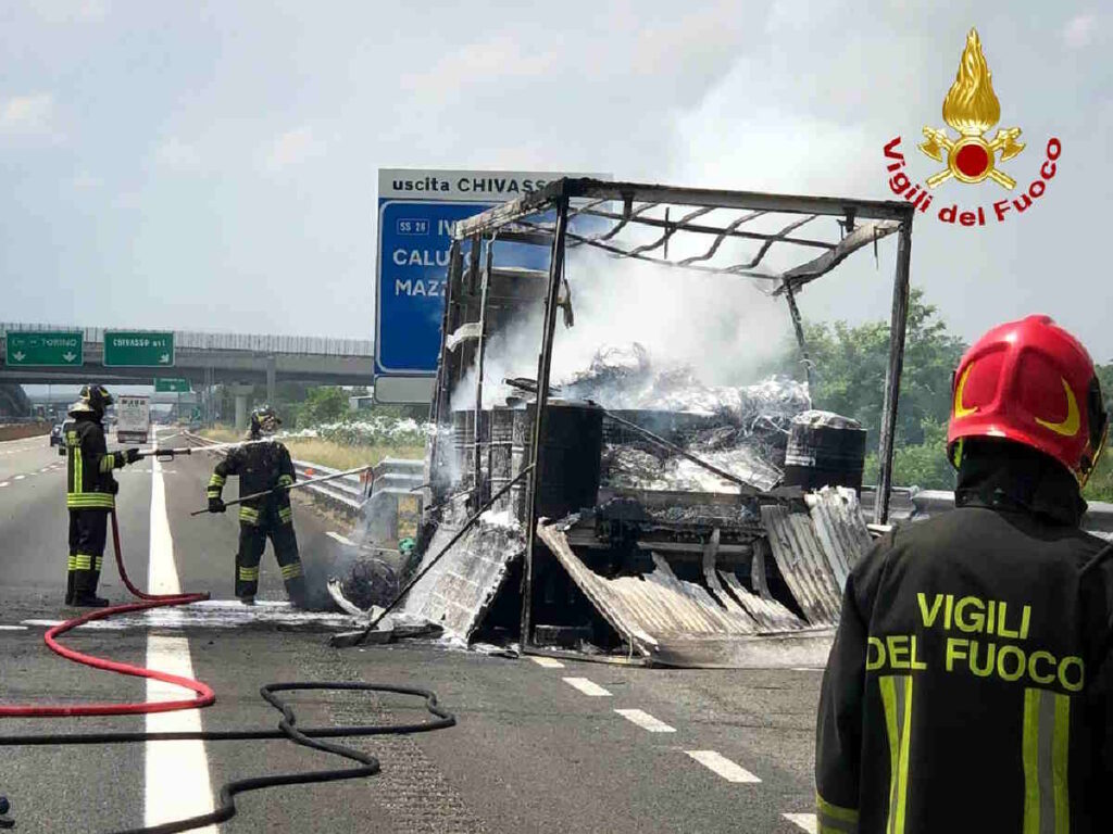 CHIVASSO – Camion in fiamme sull'autostrada A4; lunghe code (FOTO)