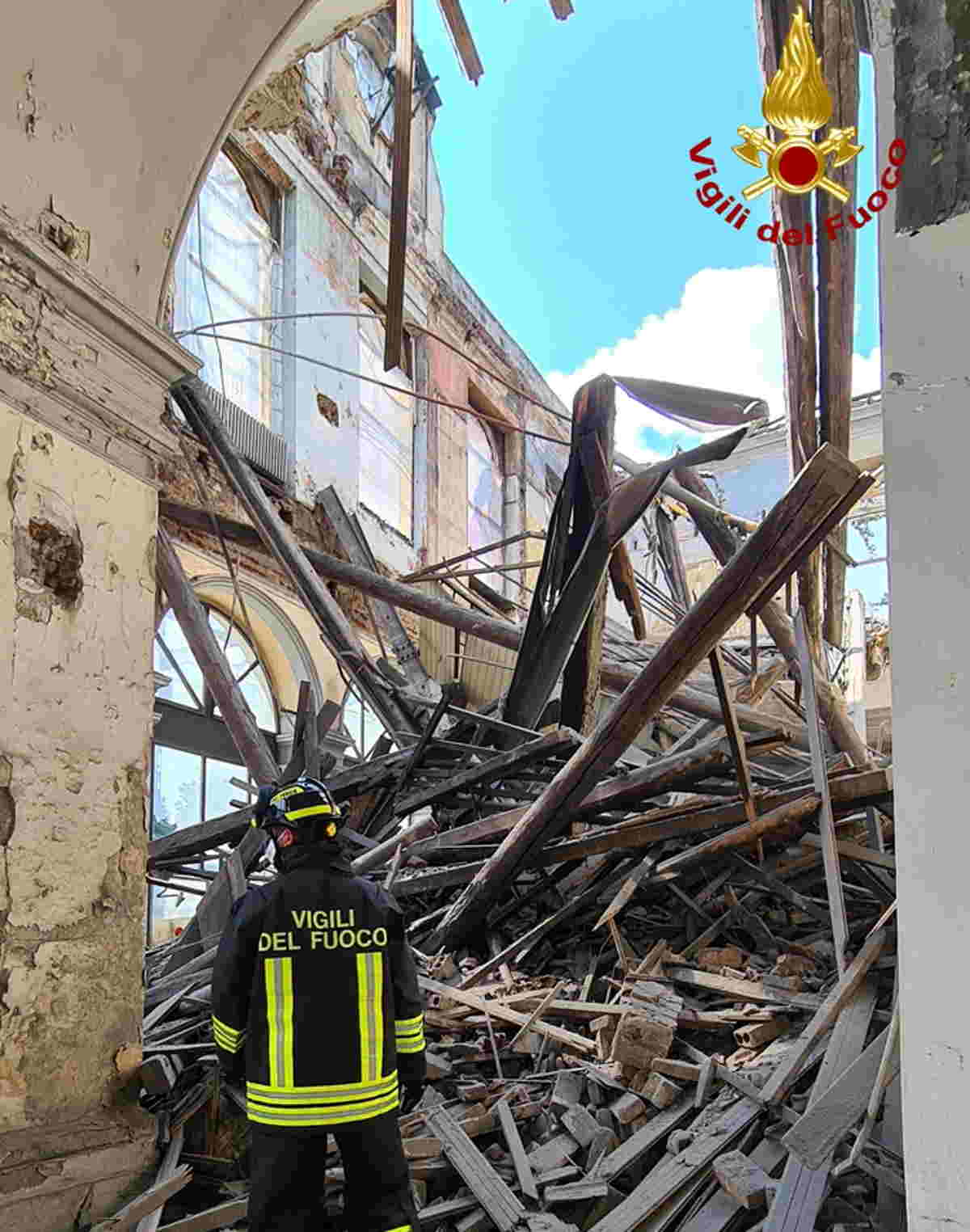 TORINO - Crolla parte del tetto della vecchia stazione di Porta Susa (FOTO)