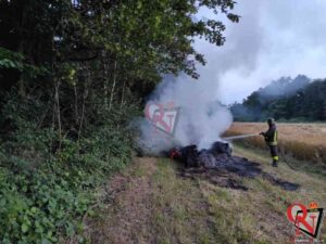 CUCEGLIO – Incendio rotoballa in strada agricola Cascina Dezzutti, forse doloso
