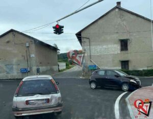 MONTALENGHE – Incidente all’incrocio semaforico di via Roma