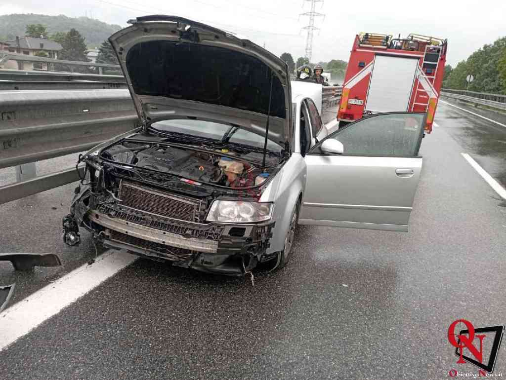 QUASSOLO - A5: auto si schianta contro il guardrail (FOTO)