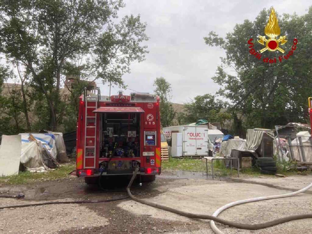 TORINO – Incendio ad un deposito veicoli in strada Bellacomba (FOTO)