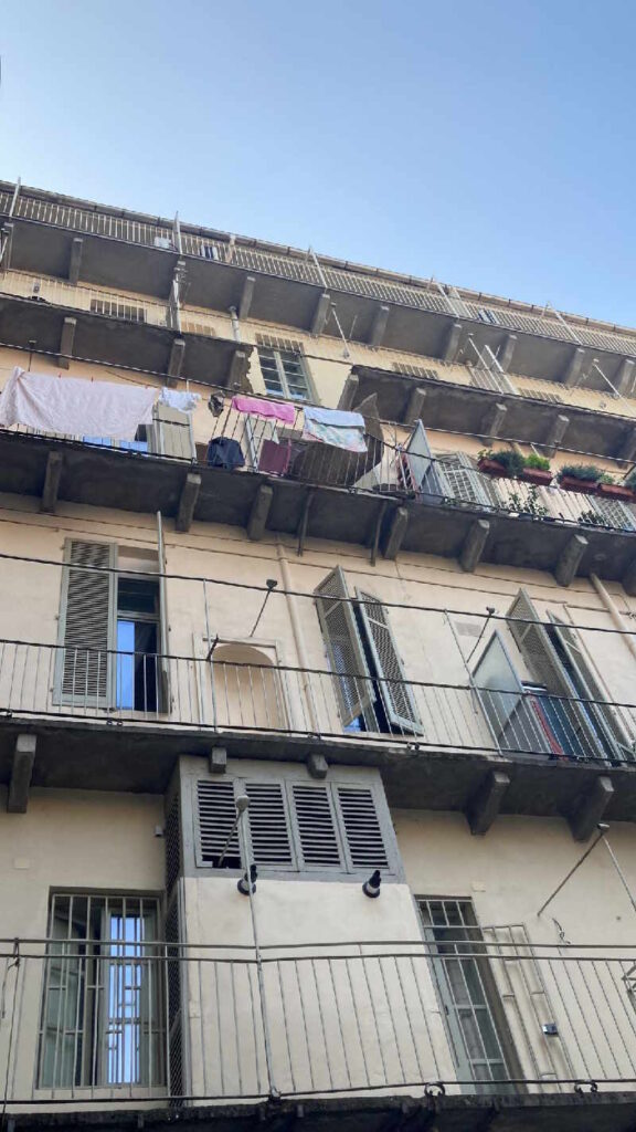 TORINO – Cede il balcone e precipita dal terzo al secondo piano 1 torino balcone cede