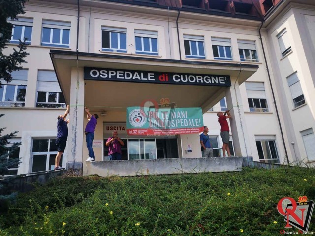 CUORGNÈ – Uno striscione per ribadire “Giù le mani dall'ospedale...” (FOTO E VIDEO)