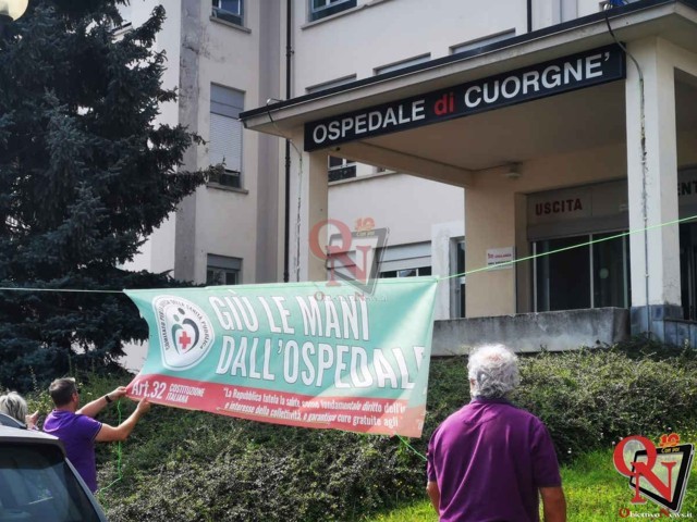 CUORGNÈ – Uno striscione per ribadire “Giù le mani dall'ospedale...” (FOTO E VIDEO)