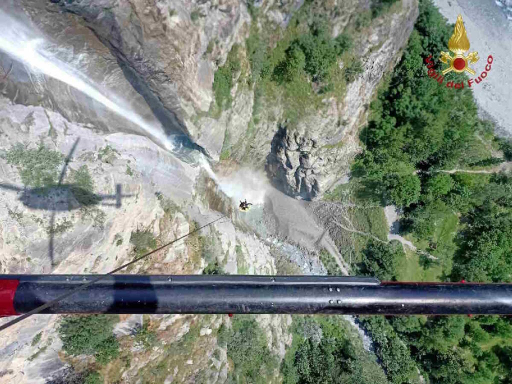 NOVALESA – Soccorritori verricellati per 75 metri per salvare due torrentisti alle cascate (FOTO)