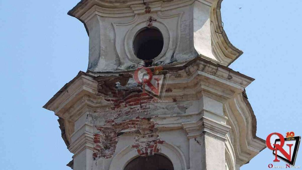 FELETTO - Fulmine colpisce il campanile della chiesa di S.Pietro; 4 auto danneggiate (FOTO E VIDEO)
