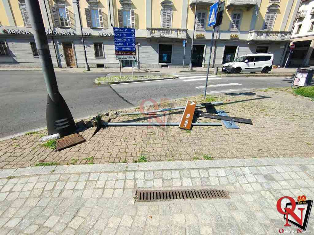 RIVAROLO CANAVESE – Auto abbatte i pali di segnaletica stradale in corso Torino (FOTO)