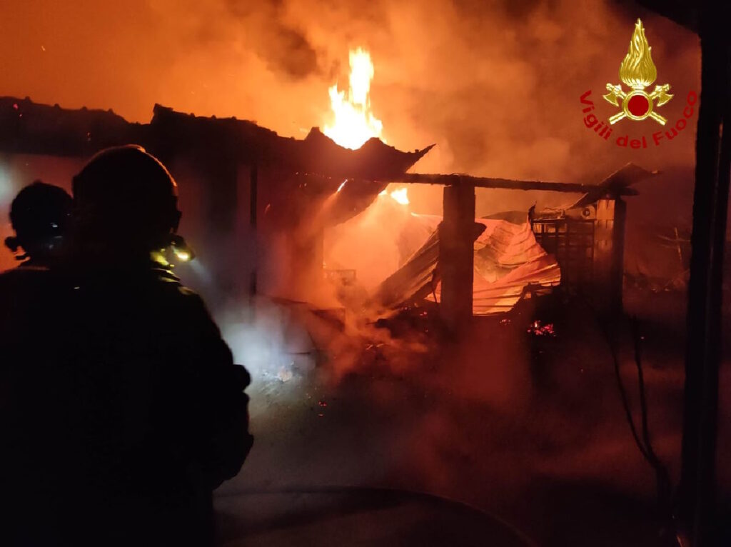 ROSTA – Incendio in agriturismo: in fiamme un box di cavalli e la casa del custode