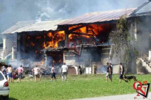 TRAVERSELLA – Incendio cascina in frazione Drusacco; numerose squadre di Vvf sul posto (FOTO)
