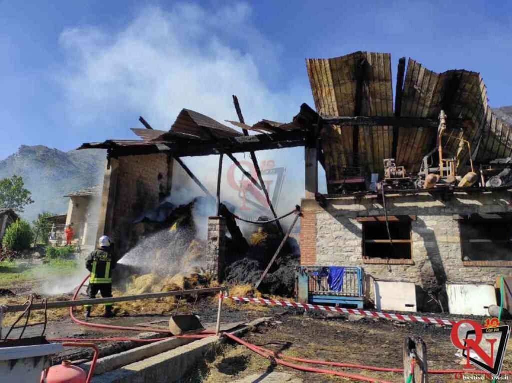 TRAVERSELLA – Incendio cascina in frazione Drusacco; numerose squadre di Vvf sul posto (FOTO) 8 TRAVERSELLA – Incendio cascina in frazione Drusacco; numerose squadre di Vvf sul posto (FOTO)