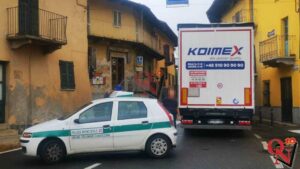 FRONT – Ancora un tir bloccato nel centro del paese (FOTO E VIDEO)