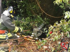 FRONT – Auto della Cri di Ivrea esce di strada e si ribalta giù per la scarpata (FOTO E VIDEO)