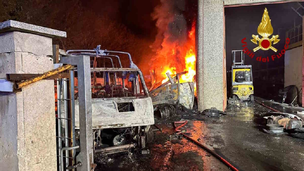 RONDISSONE – Incendio mezzi in un capannone situato in via Carpi (FOTO)