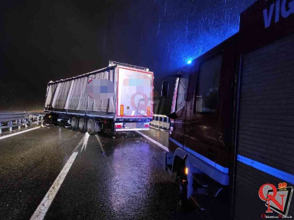 SAN GIORGIO CANAVESE / VOLPIANO – Incidente su A5, camion si schianta contro il guardrail; autostrada chiusa (FOTO)