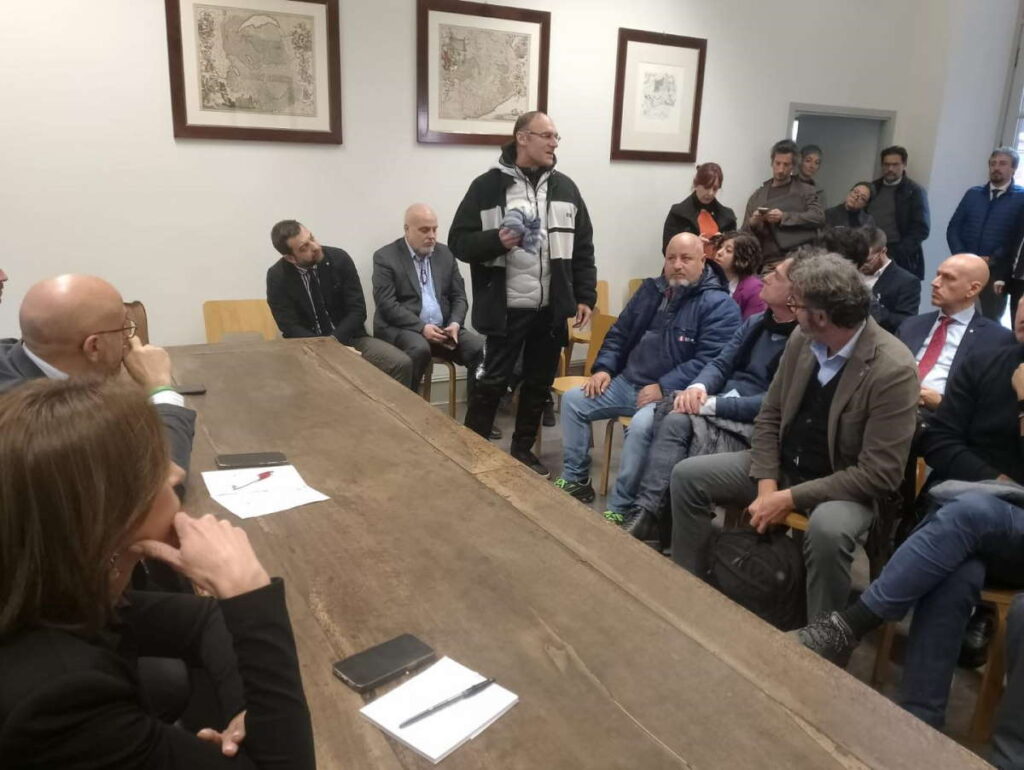 TORINO - I lavoratori della Lear chiedono aiuto al Consiglio Regionale 2 TORINO - I lavoratori della Lear chiedono aiuto al Consiglio Regionale