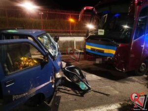 SPARONE – Scontro Pullman e Ape: due feriti non gravi (FOTO E VIDEO)