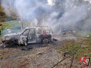 TRAVERSELLA – Incendio veicoli e mezzi agricoli; intervento dei Vigili del Fuoco (FOTO)