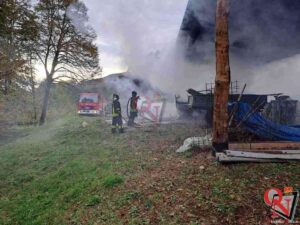 TRAVERSELLA – Incendia le auto del vicino e lo minaccia; fermato 60enne