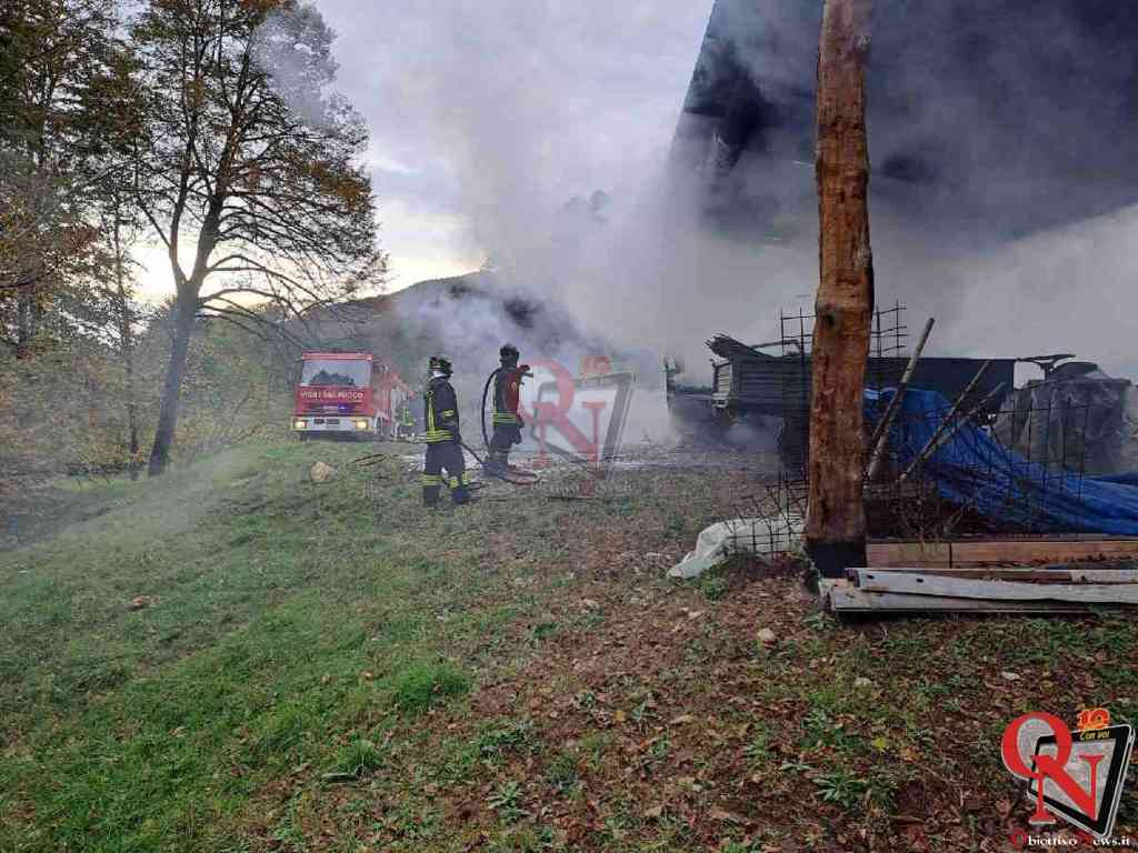 TRAVERSELLA – Incendio veicoli e mezzi agricoli; intervento dei Vigili del Fuoco (FOTO)