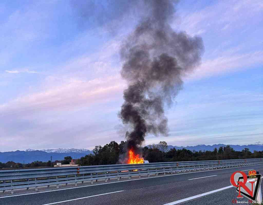 VOLPIANO – Veicolo in fiamme sull'autostrada Torino-Aosta (FOTO)