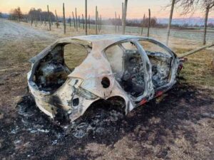 SAN GIUSTO CANAVESE – Auto in fiamme nelle campagne verso il Bric