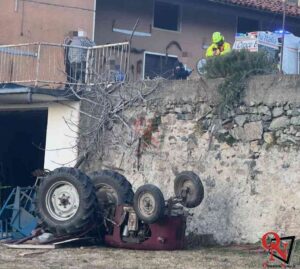 CHIAVERANO – Trattore ribaltato: conducente elitrasportato in ospedale (FOTO)