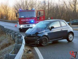FRONT – Scontro tra due auto sulla Sp13, nei pressi dello svincolo per Grange (FOTO E VIDEO)