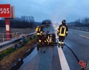 FIORANO CANAVESE – Auto in fiamme sull’autostrada A5 Torino-Aosta (FOTO)