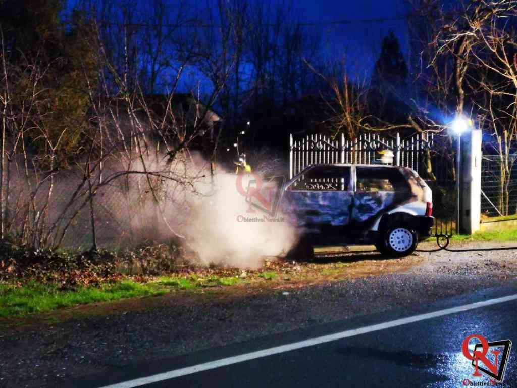 FRONT – Auto si schianta contro gli alberi e prende fuoco (FOTO E VIDEO)