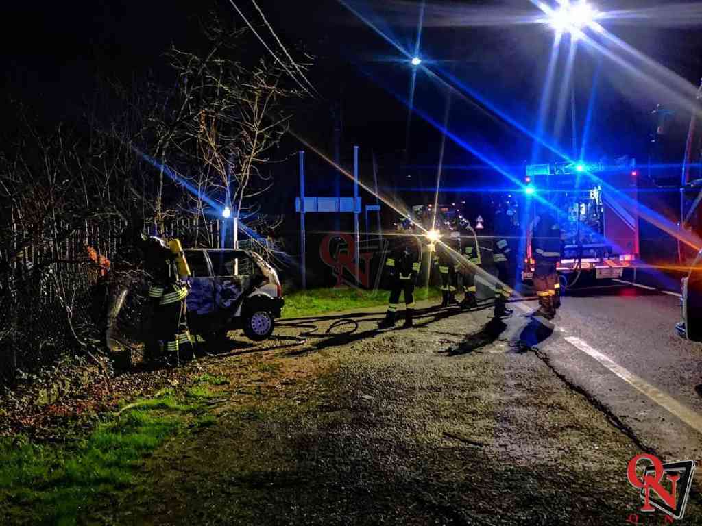 FRONT – Auto si schianta contro gli alberi e prende fuoco (FOTO E VIDEO)