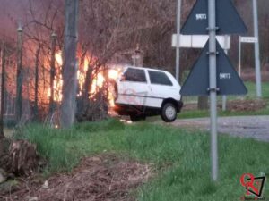 FRONT – Auto si schianta contro gli alberi e prende fuoco (FOTO E VIDEO)